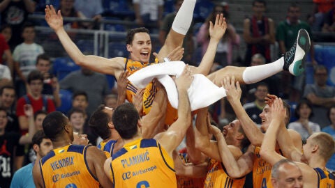 Kyle Kuric, manteado en la Supercopa