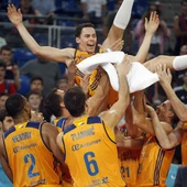 Kyle Kuric, manteado en la Supercopa Kyle Kuric, manteado en la Supercopa