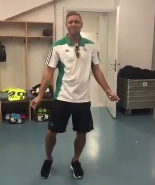 El baile de motivación de Joaquín en el vestuario del Betis El baile de motivación de Joaquín en el vestuario del Betis