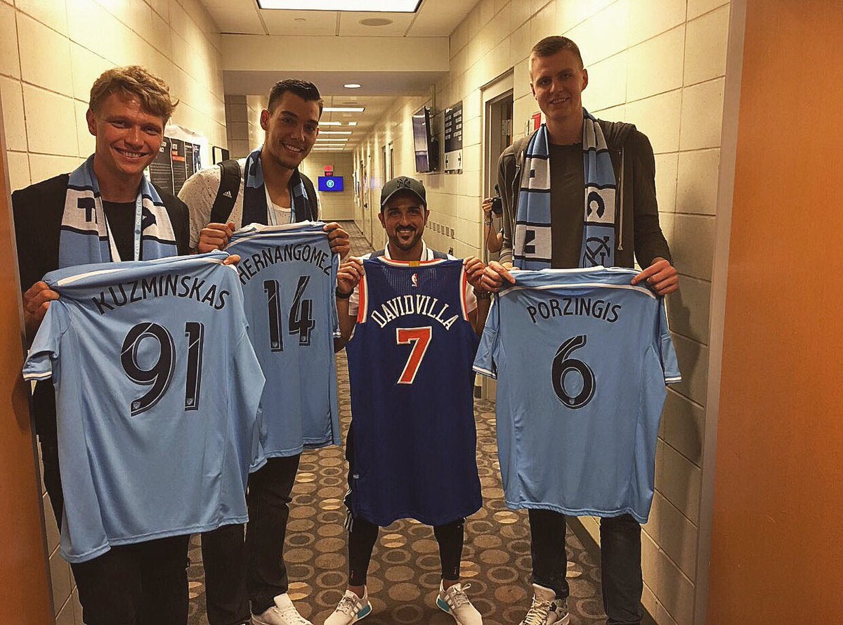 El 'pequeño' Villa se fotografía con los 'gigantes' de los New York Knicks El 'pequeño' Villa se fotografía con los 'gigantes' de los New York Knicks