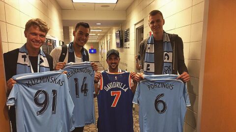 Villa intercambi&oacute; camisetas con Hernang&oacute;mez, Porzingis y Kuzminskas