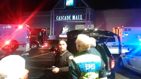 Sanitarios esperan para entrar en el Cascade Mall tras el tiroteo Sanitarios esperan para entrar en el Cascade Mall tras el tiroteo