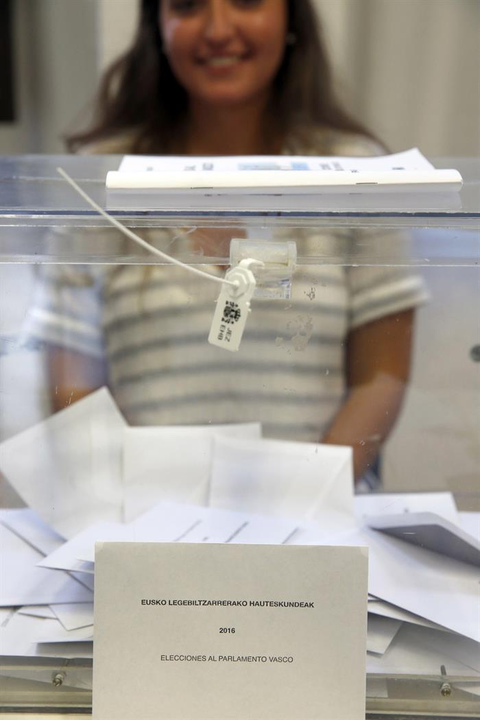 La participación en Euskadi se situó en el 44,4% a las 17h, 2,8 puntos menos que en 2012 La participación en Euskadi se situó en el 44,4% a las 17h, 2,8 puntos menos que en 2012