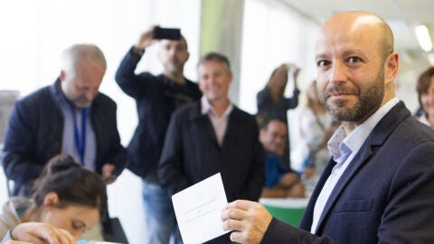 Luis Villares, candidato de En Marea en Galicia, ha ejercido su derecho a voto en Lugo 