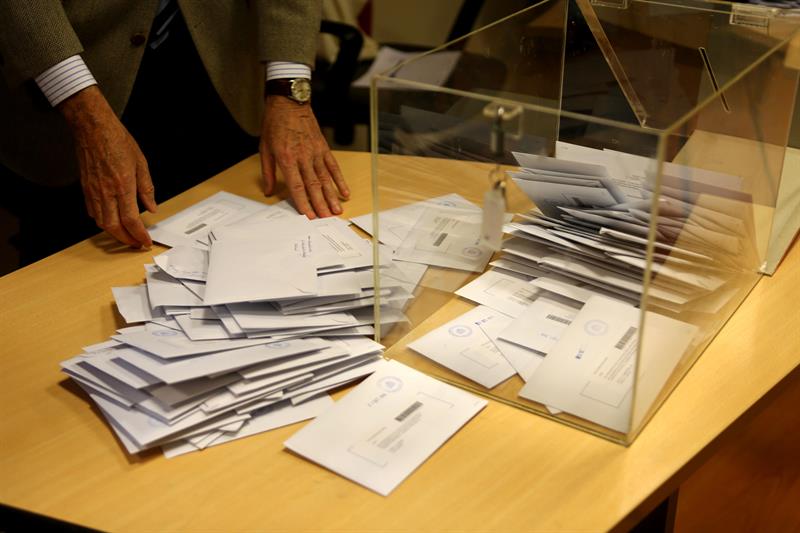 Presentan catorce listas tanto a Les Corts como a las Cortes Generales en Valencia Presentan catorce listas tanto a Les Corts como a las Cortes Generales en Valencia