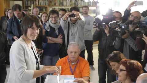 La candidata del BNG a la presidencia de la Xunta, Ana Pont&oacute;n, vota en un colegio electoral