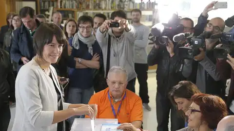 La candidata del BNG a la presidencia de la Xunta, Ana Pontón, vota en un colegio electoral La candidata del BNG a la presidencia de la Xunta, Ana Pontón, vota en un colegio electoral