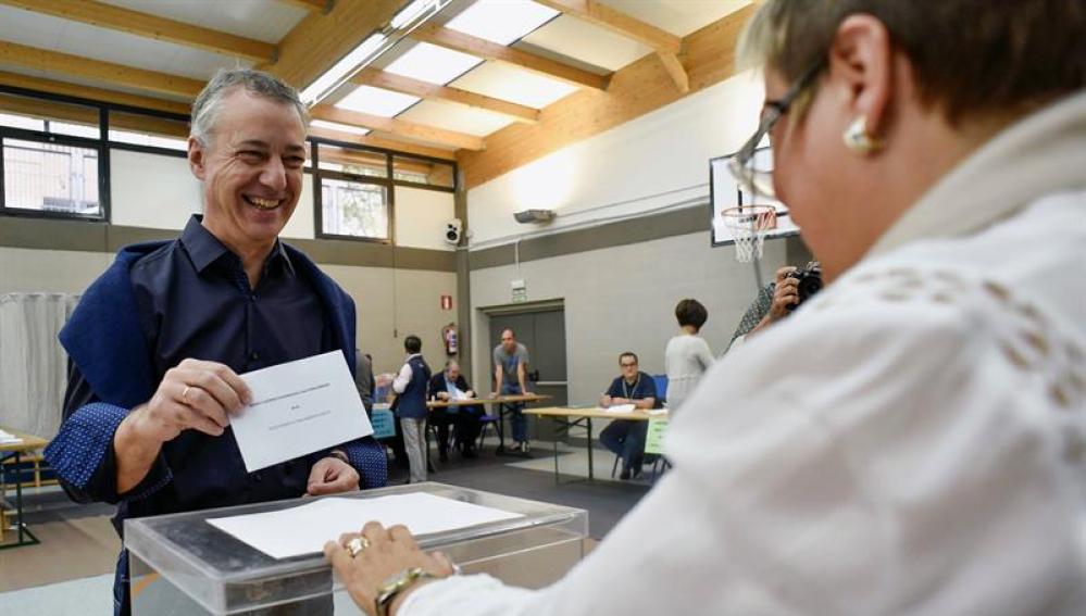 El lehendakari y candidato a la reelección por el PNV, Iñigo Urkullu, vota para las elecciones autonómicas