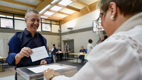 El lehendakari y candidato a la reelecci&oacute;n por el PNV, I&ntilde;igo Urkullu, vota para las elecciones auton&oacute;micas vascas