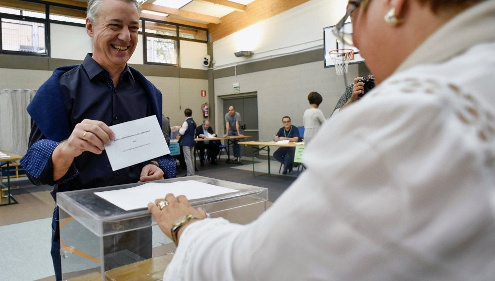 El lehendakari y candidato a la reelección por el PNV, Iñigo Urkullu, vota para las elecciones autonómicas en un colegio electoral de Durango (Bizkaia)
