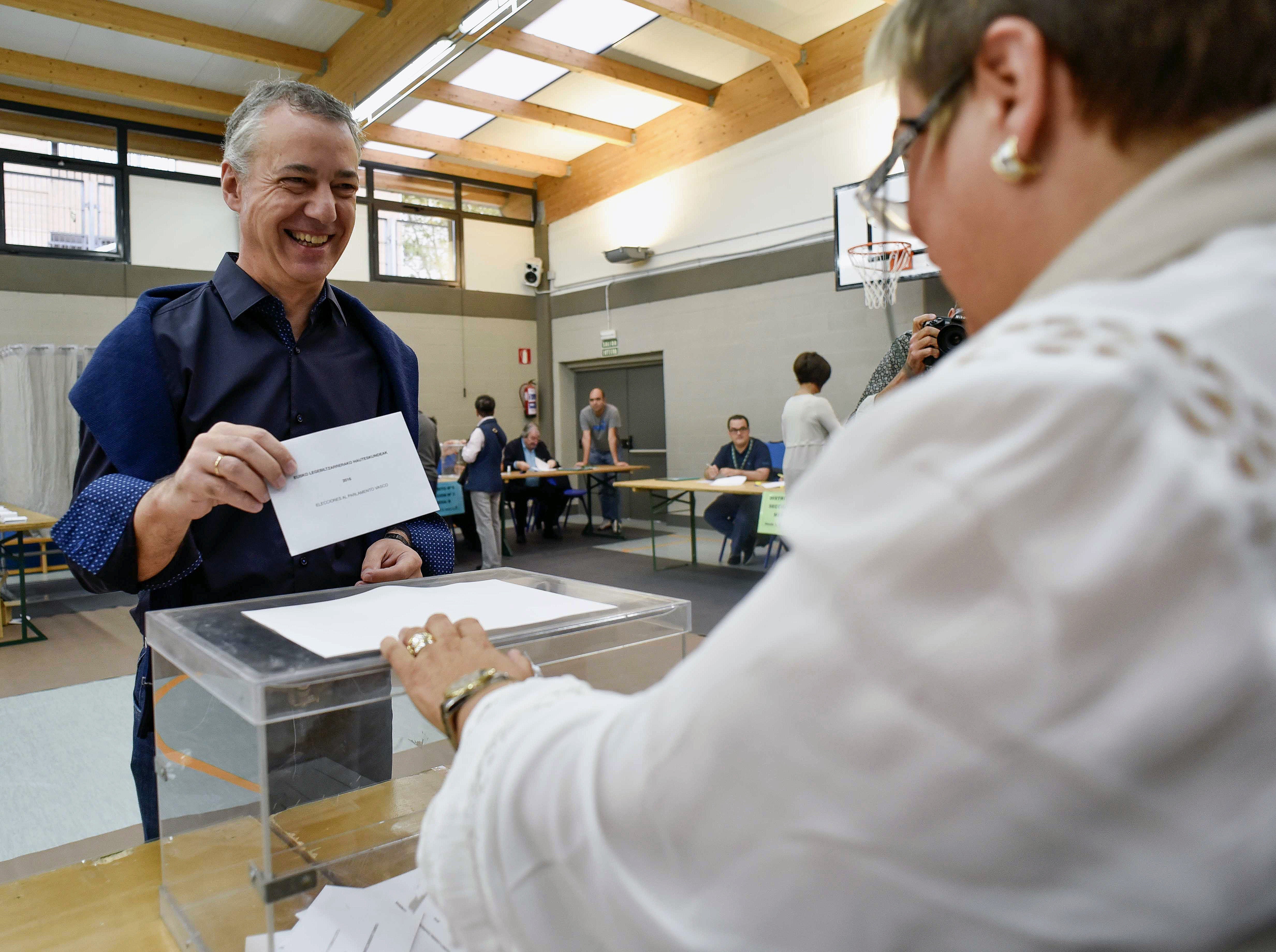 El PNV gana las elecciones vascas pero necesita apoyos para poder gobernar El PNV gana las elecciones vascas pero necesita apoyos para poder gobernar