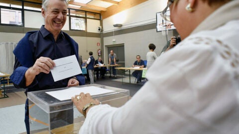 El lehendakari y candidato a la reelecci&oacute;n por el PNV, I&ntilde;igo Urkullu, vota para las elecciones auton&oacute;micas en un colegio electoral de Durango (Bizkaia)