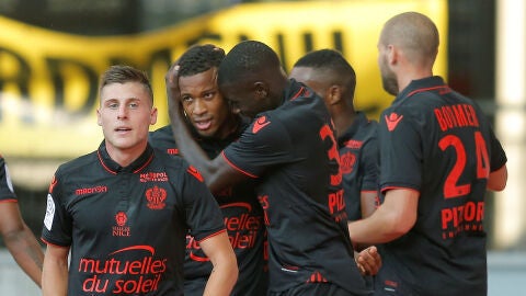 Los jugadores del Niza celebran el gol de Alassane Plea ante el Nancy
