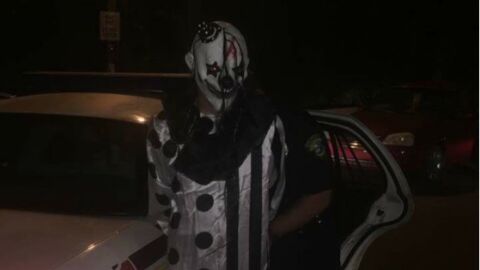 Un detenido vestido de payaso