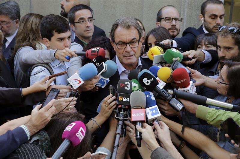La Fiscalía pide nueve años y medio de inhabilitación para Artur Mas por el 9-N La Fiscalía pide nueve años y medio de inhabilitación para Artur Mas por el 9-N