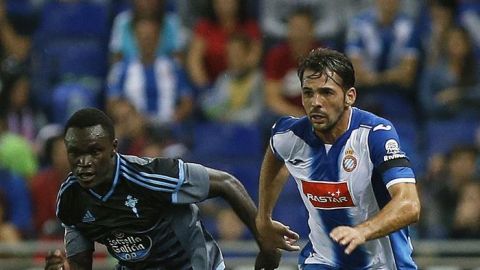 El jugador del RCD Espanyol V&iacute;ctor S&aacute;nchez escapa del dan&eacute;s Sisto, del Celta de Vigo
