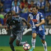 El jugador del RCD Espanyol Víctor Sánchez escapa del danés Sisto, del Celta de Vigo