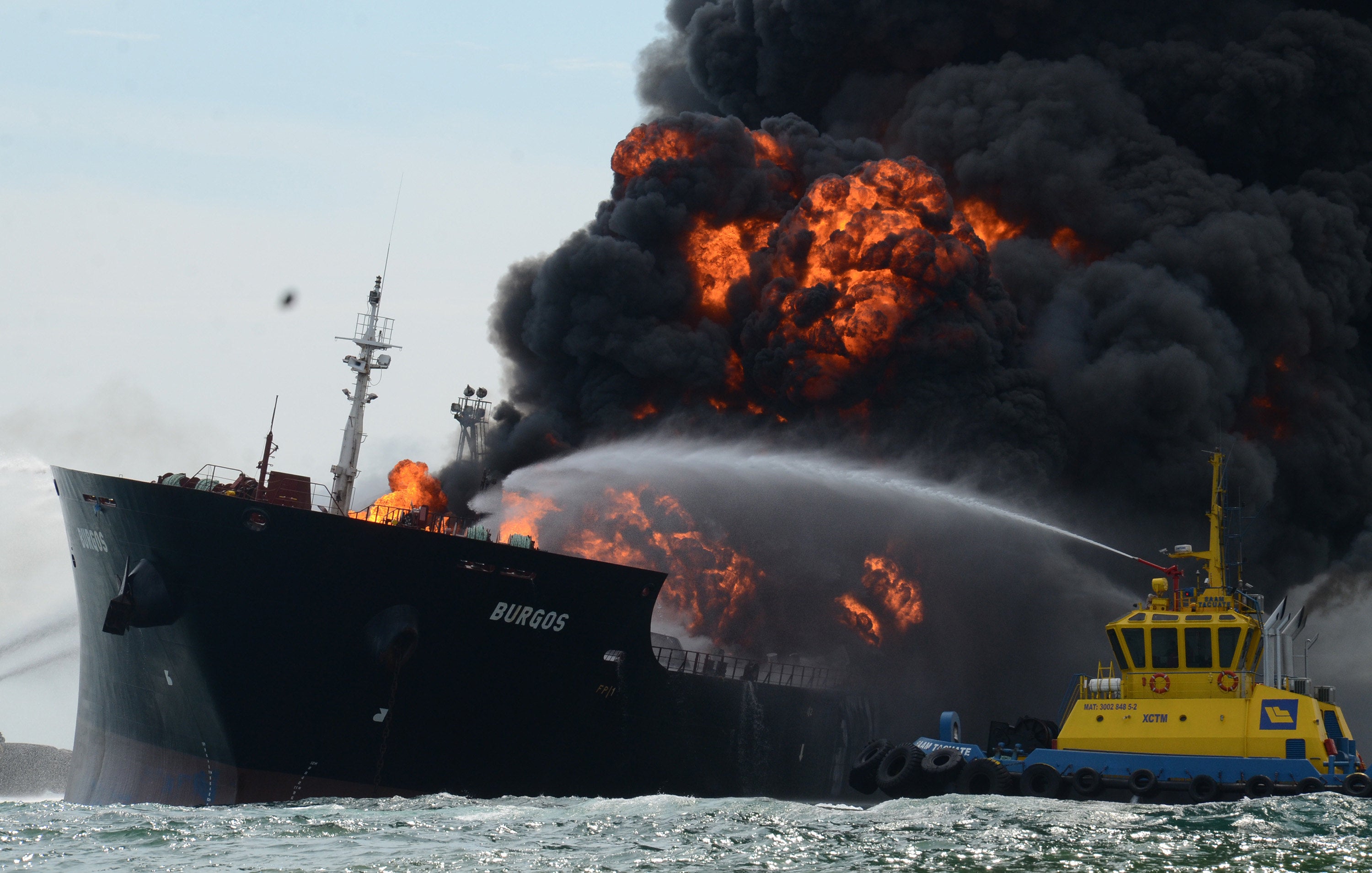 Un buque de Pemex se incendia en México con 167.000 barriles de combustible Un buque de Pemex se incendia en México con 167.000 barriles de combustible