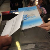 Un hombre ejercita su derecho al voto en colegio electoral de Santiago de Compostela en las elecciones autonómicas gallegas