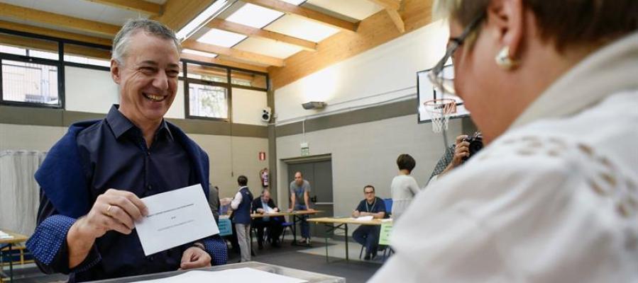 EL candidato a la reelección por el PNV, Iñigo Urkullu,vota durante la jornada electoral EL candidato a la reelección por el PNV, Iñigo Urkullu,vota durante la jornada electoral