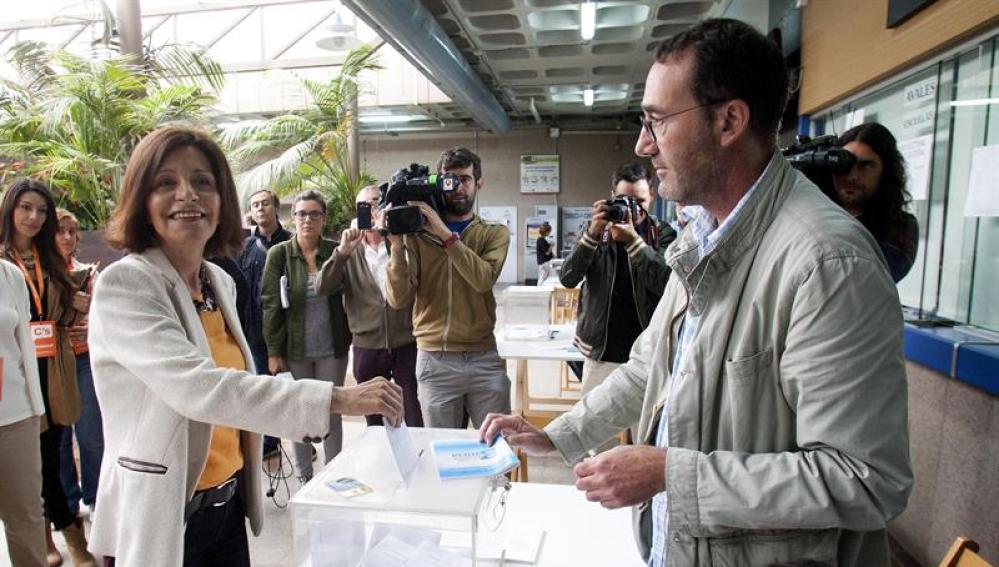 La candidata de Ciudadanos a la Presidencia de la Xunta, Cristina Losada, deposita su voto