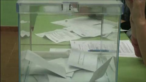 Frame 8.355161 de: La retirada de carteles y los famosos 'sefies' protagonizan las curiosidades de las elecciones vascas y gallegas