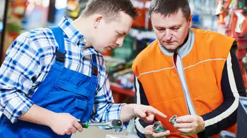 Un cliente comprando en una ferretería Un cliente comprando en una ferretería