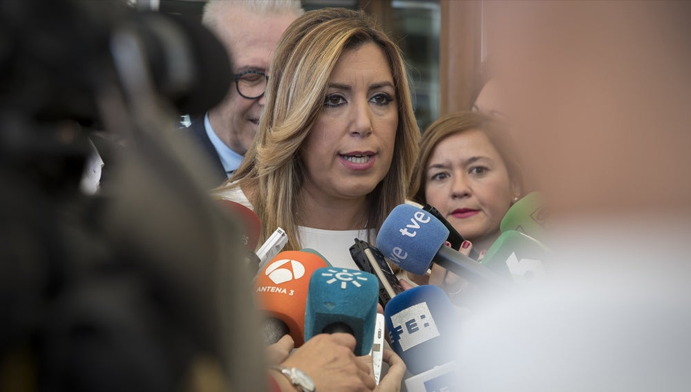 Susana Díaz: "Todos los socialistas lo estamos pasando mal. Hay que dejar actuar a la gestora" Susana Díaz: "Todos los socialistas lo estamos pasando mal. Hay que dejar actuar a la gestora"