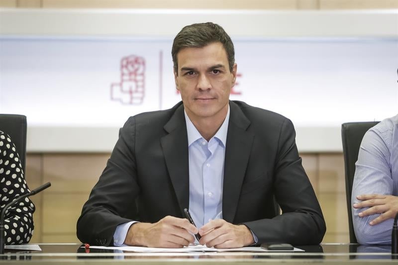 Pedro Sánchez recuerda a Felipe González que el "no" a Rajoy lo acordó todo el partido Pedro Sánchez recuerda a Felipe González que el "no" a Rajoy lo acordó todo el partido