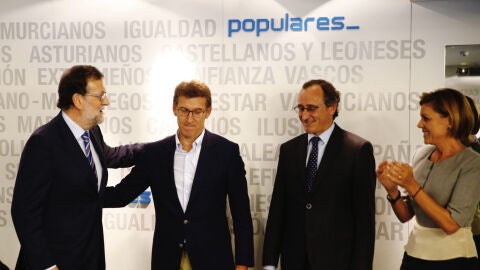 El l&iacute;der del PP, Mariano Rajoy (i) saluda al presidente de la Xunta, Alberto N&uacute;&ntilde;ez Feijo&oacute; (2i), ante el presidente del PP vasco, Alfonso Alonso (2d), y la secretaria general del PP, Mar&iacute;a Dolores de Cospedal