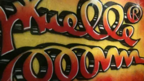 Grafiti del fallecido, "Muelle" Grafiti del fallecido, "Muelle"