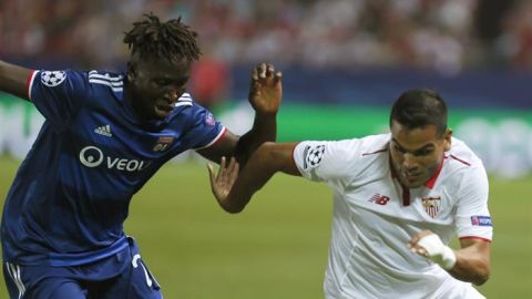 Gabriel Mercado con Yanga-Mbiwa.