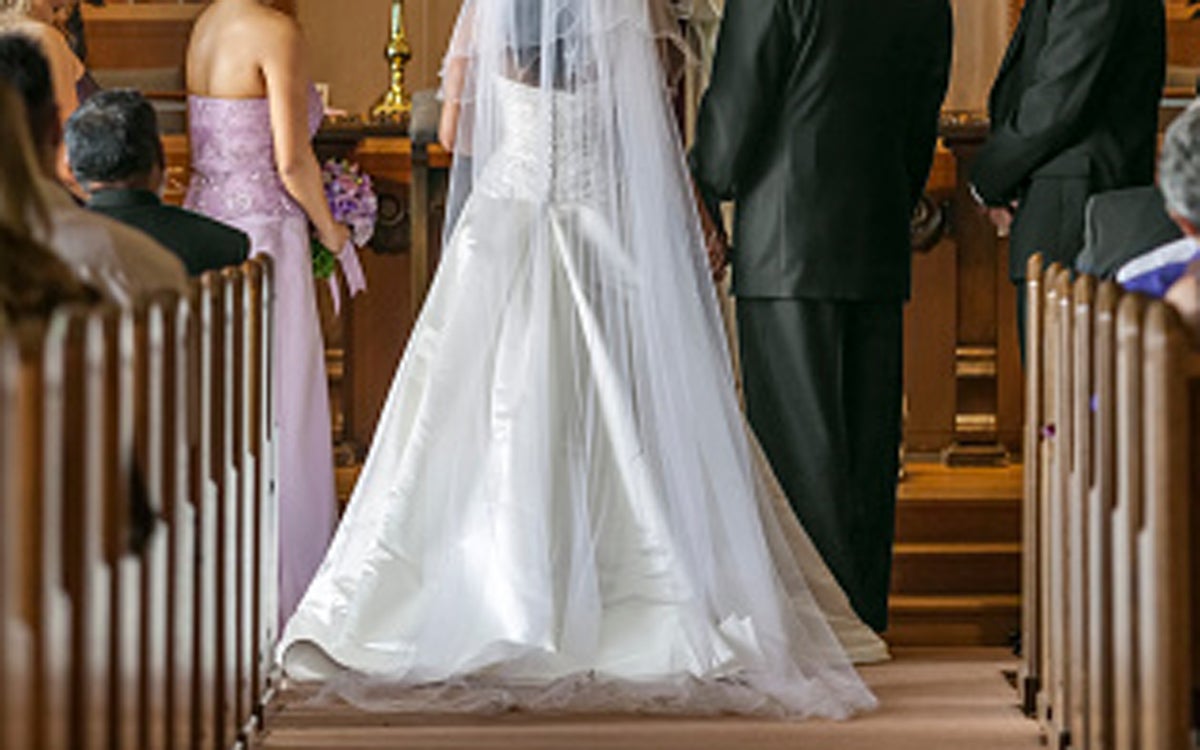 Una novia queda parapléjica el día de su boda al caer cuando era alzada por los invitados Una novia queda parapléjica el día de su boda al caer cuando era alzada por los invitados