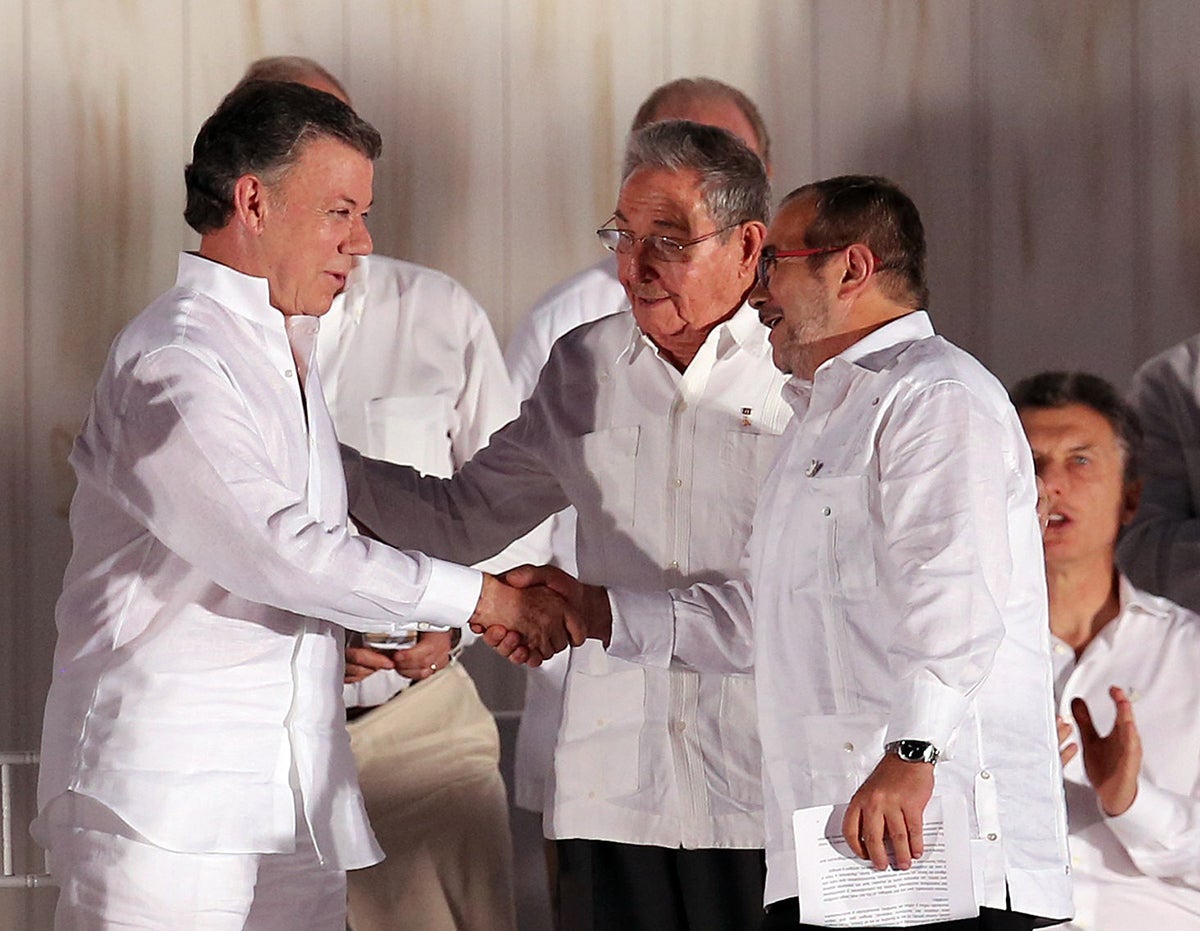 Colombia creará una comisión de alto nivel para adelantar un diálogo con los sectores favorables al 'no' en el plebiscito Colombia creará una comisión de alto nivel para adelantar un diálogo con los sectores favorables al 'no' en el plebiscito