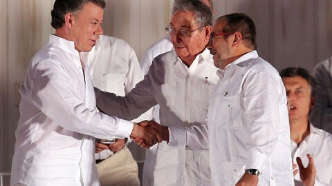 Santos y 'Timochenko' junto a Ra&uacute;l Castro