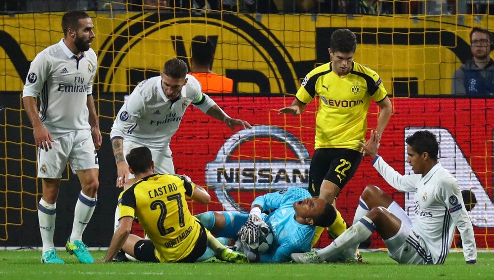 El partido entre el Borussia Dortmund y el Real Madrid en los minutos finales