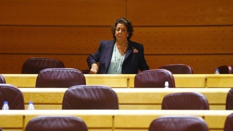La senadora Rita Barber&aacute; junto a su esca&ntilde;o en el Grupo Mixto