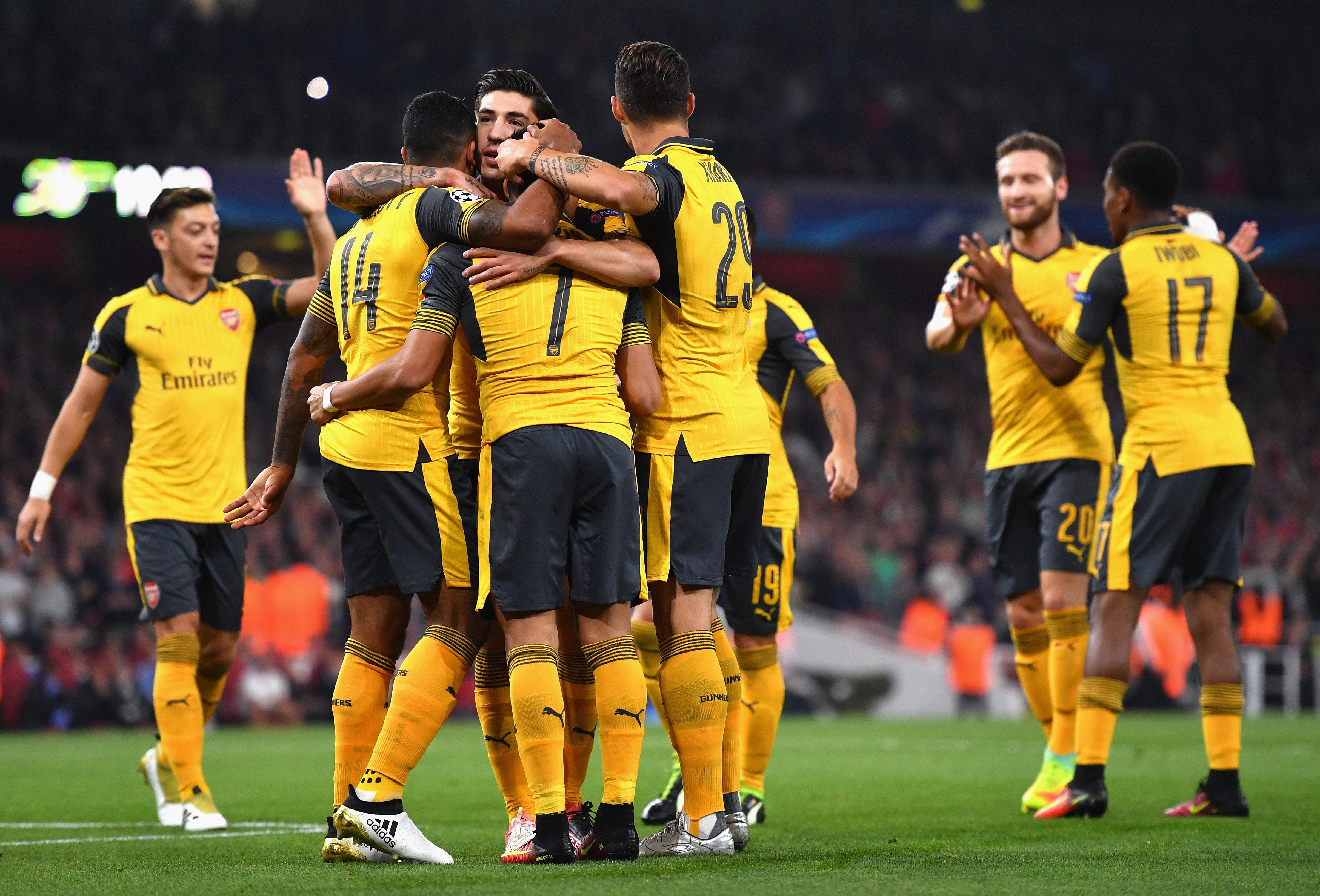 Walcott lidera la primera victoria del Arsenal en esta Champions Walcott lidera la primera victoria del Arsenal en esta Champions