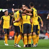 Los jugadores del Arsenal celebran el gol de Walcott