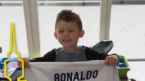 El hijo de Aubameyang posando con la camiseta de Cristiano Ronaldo El hijo de Aubameyang posando con la camiseta de Cristiano Ronaldo