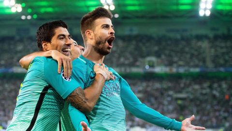 Gerard Pirqu&eacute; celebra su gol con Su&aacute;rez.