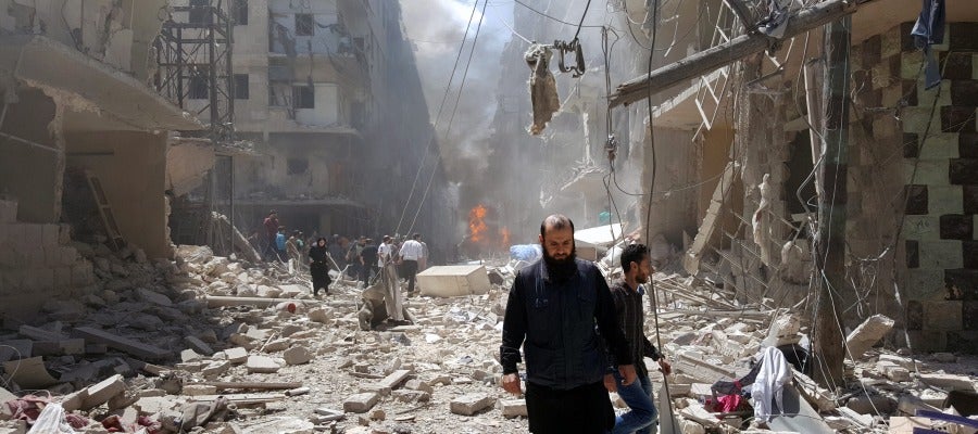 Varios sirios recorren una calle del barrio Bustan Al Qasr en Alepo (Siria) Varios sirios recorren una calle del barrio Bustan Al Qasr en Alepo (Siria)