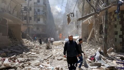 Varios sirios recorren una calle del barrio Bustan Al Qasr en Alepo (Siria)