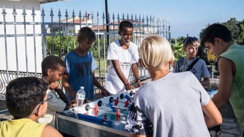 Ni&ntilde;os italianos y refugiados jugando juntos en Italia 