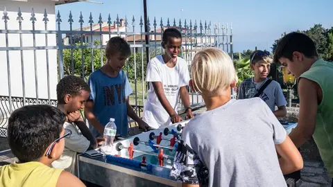 Niños italianos y refugiados jugando juntos en Italia Niños italianos y refugiados jugando juntos en Italia