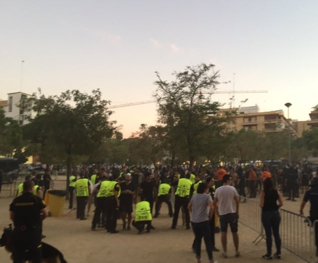 El presidente del Lyon denuncia "agresiones sin motivo" de la policía española a sus hinchas en Sevilla El presidente del Lyon denuncia "agresiones sin motivo" de la policía española a sus hinchas en Sevilla