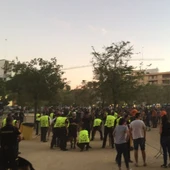 La policía española con aficionados galos en el Sevilla-Lyon. La policía española con aficionados galos en el Sevilla-Lyon.