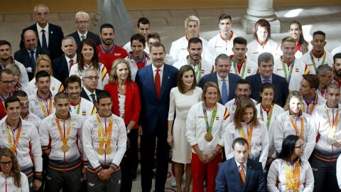 Felipe VI con los ol&iacute;mpicos y paral&iacute;mpicos espa&ntilde;oles,