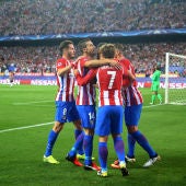 Los jugadores del Atlético de Madrid celebran el gol al Bayern de Múnich