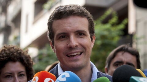 El vicesecretario de comunicaci&oacute;n del PP, Pablo Casado, atiende a los medios